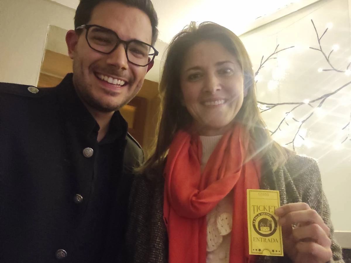 Iria, ganadora del sorteo, junto al pianista Miguel Yera