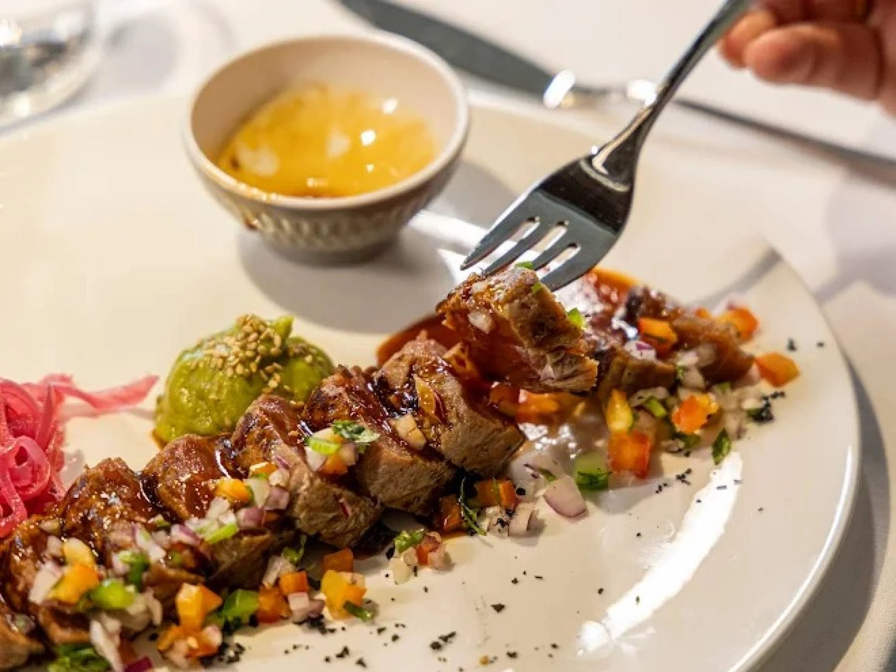 Plato de at&uacute;n rojo en el restaurante El Puerto del Escondite en Boadilla del Monte