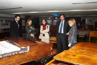 Fernández Rubio visita la colección de pianos que la Fundación Hazen exhibe en Las Rozas