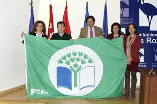Fernández Rubio entrega la Bandera Verde al IES Carmen Conde por su excelencia como Ecoescuela