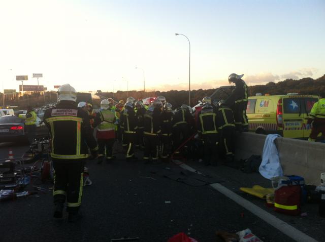 Accidente mortal en la A6 tras arrollar un autobús a un turismo - Noticias  en Las Rozas