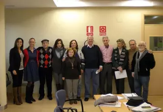 Cerca de 40 profesores y voluntarios imparten clases y talleres para los mayores de Las Rozas