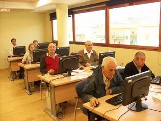 Conferencias, teatro amateur y nuevas tecnologías para los mayores de Las Rozas esta primavera