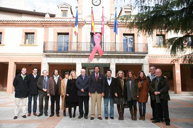 Un gran lazo rojo en el Ayuntamiento de Las Rozas conmemora el Día Mundial de la lucha contra el Sida