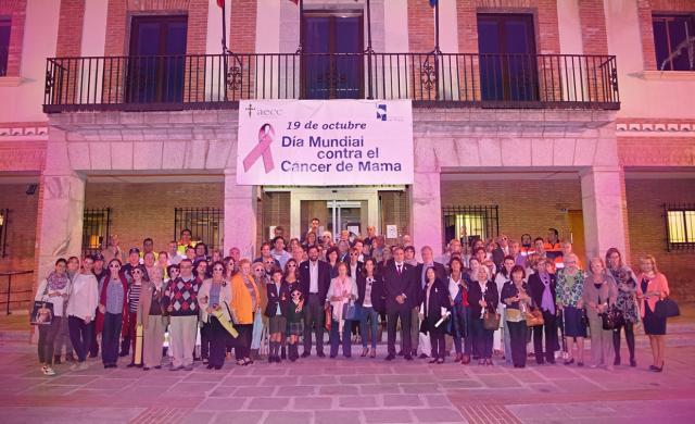 El Ayuntamiento de Las Rozas se iluminó de rosa por el Día contra el Cáncer de Mama