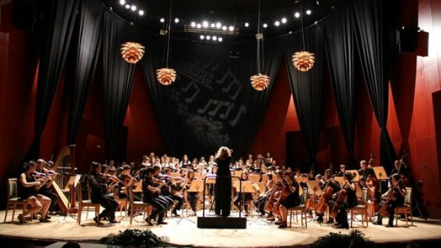 Vecinos de Las Rozas recogen firmas contra la privatización de la Escuela Municipal de Música y Danza