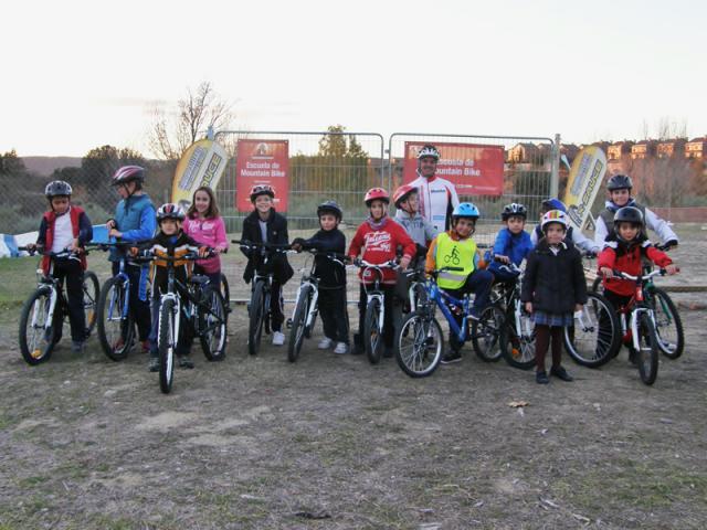 
                                                    Este domingo, la Escuela 'Con Un Par de Ruedas' organiza la fiesta de la Mountain Bike