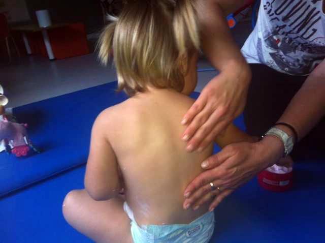 Las Rozas ofrece un Taller de masaje infantil para padres y madres con niños menores de 3 años