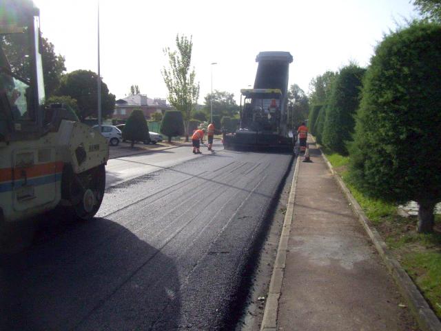 El Ayuntamiento de Las Rozas completa la renovación del asfaltado de la Avenida de Atenas