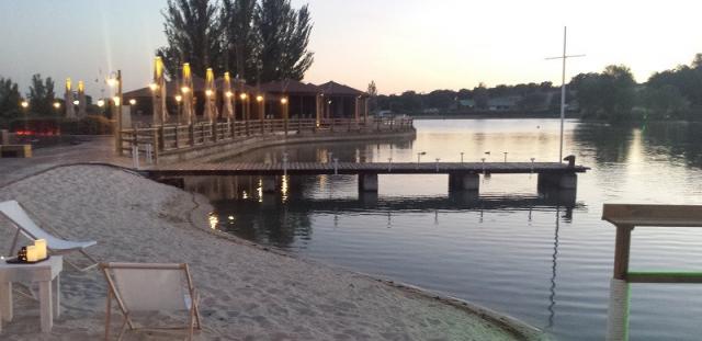 Beach club El Lago, una nueva propuesta de ocio, con playa, para las noches  de verano - Noticias en Las Rozas