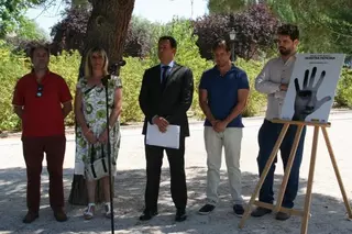 De la Uz rinde homenaje a Miguel Ángel Blanco acompañado por los representantes de la oposición en el Ayuntamiento