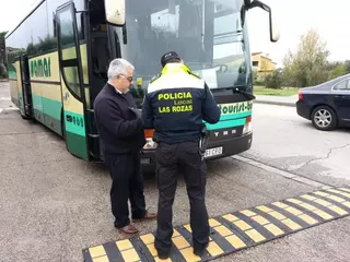 Los autobuses de transporte escolar de Las Rozas superan la inspección de seguridad municipal