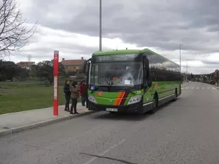 La línea de autobús 625A amplía su itinerario para facilitar el acceso al IES José García Nieto de Las Rozas