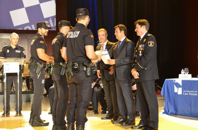 El Ayuntamiento reconoce la labor del SAMER y la plataforma “Ponle Freno” con las medallas de la Policía local