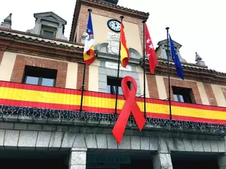 Un lazo rojo en el balcón del Ayuntamiento de Las Rozas recuerda la lucha contra el Sida
