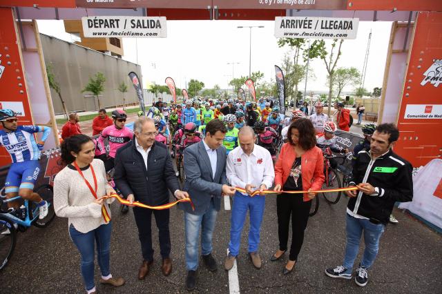 De la Uz dio la salida a la primera etapa de la Vuelta Ciclista a la Comunidad de Madrid