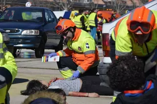 Las Rozas conciencia sobre la seguridad vial con ciclistas en carretera con un simulacro de accidente