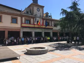 Más de 200 personas se reúnen frente al Ayuntamiento de Las Rozas para guardar tres minutos de silencio en memoria de Ignacio Echeverría