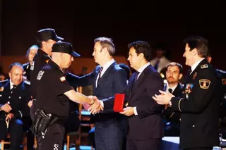 El Instituto Nacional de Toxicología y el Cuerpo de Bomberos reciben las medallas de la Policía Local de Las Rozas