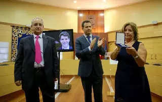 De la Uz entregó la primera Medalla de Honor de Las Rozas a Ignacio Echeverría