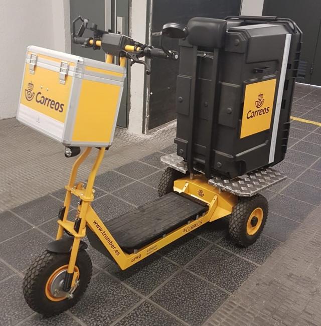 Correos prueba en Majadahonda y Las Rozas un patinete eléctrico para el reparto de paquetería