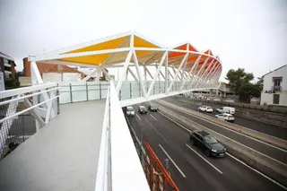 Abierta la pasarela sobre la A-6 que comunica La Marazuela y la estación de Las Rozas con la plaza de Madrid