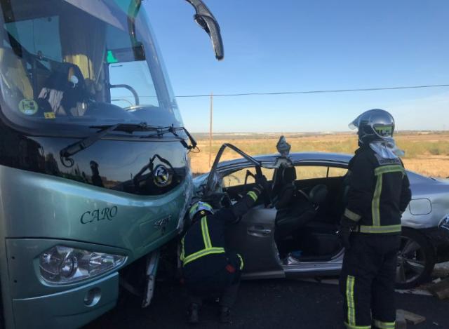 
                                                    Choque frontal entre un autobús y un turismo en el término municipal de Brunete