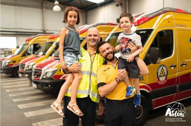 
                                                    Los cuerpos y servicios de emergencias se unen por la Asociación Infantil Oncológica de Madrid en un calendario solidario