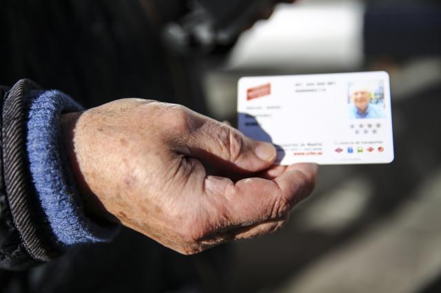 Casi 1.300 mayores de Las Rozas han recibido este año la ayuda municipal para el pago del abono transporte anual