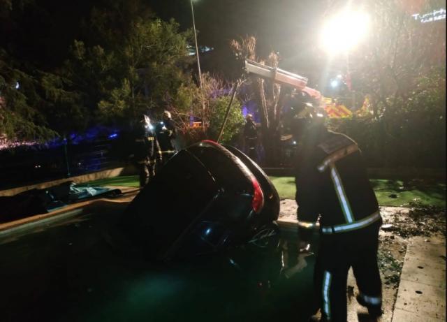 
                                                    El coche que acabó sumergido en la piscina de una guarderia de Las Rozas huía de un control policial