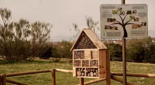 Tres nuevos hoteles de insectos contribuirán al equilibrio biológico y la educación ambiental en Las Rozas