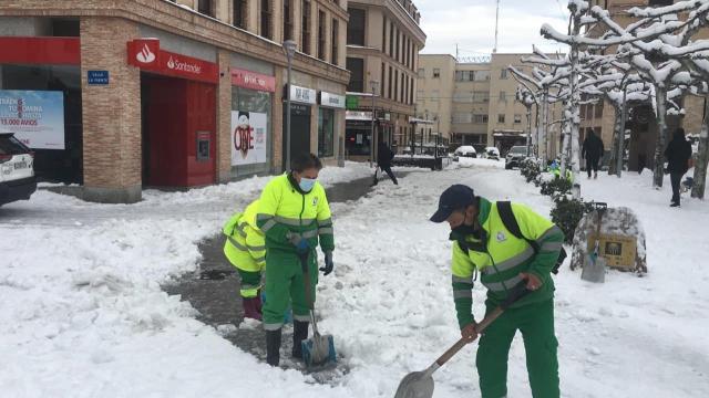 Las Rozas refuerza sus medios técnicos con 6 retroexcavadoras para retirar la gran cantidad de nieve acumulada