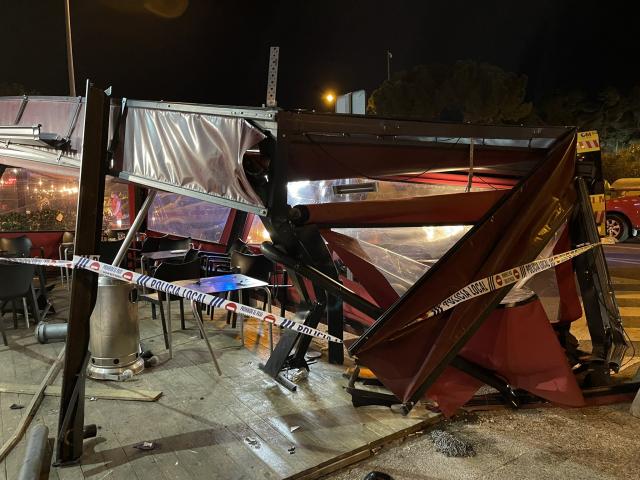 
                                                    Tres heridos tras arrollar un vehículo una terraza en Majadahonda