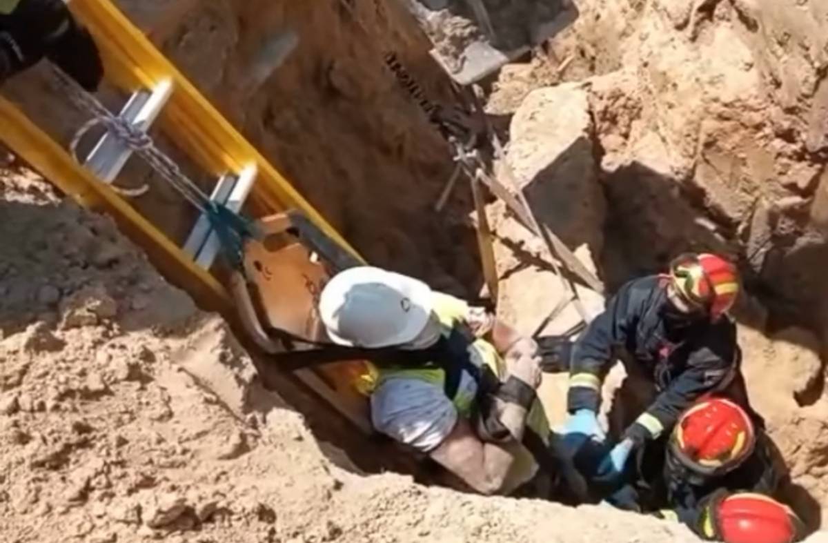 
                                                    Los bomberos rescatan a un trabajador precipitado en una zanja en Las Rozas
