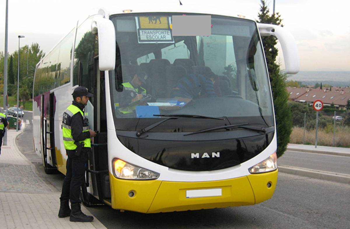 Los autobuses escolares de Las Rozas superan la inspección municipal de la Policía Local