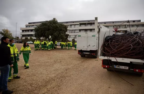 Un dispositivo especial retira cinco toneladas de residuos de la Dehesa de Navalcarbón