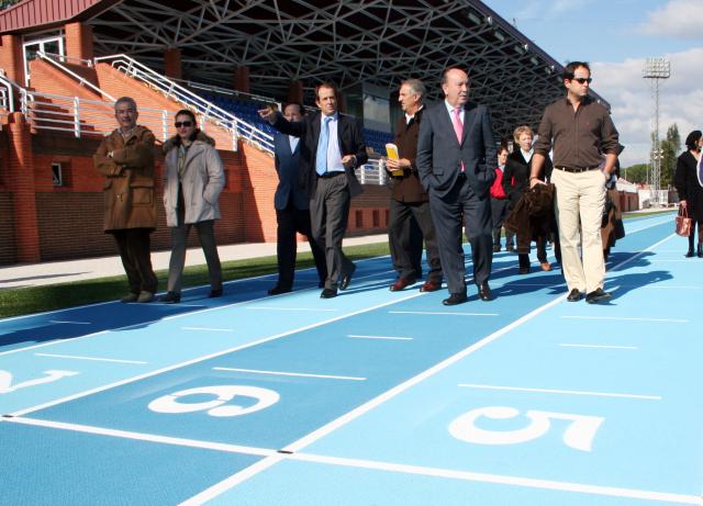 El polideportivo de navalcarbón estrena pistas de atletismo, tenis, pádel y campo de fútbol