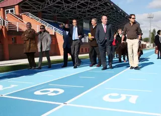El polideportivo de navalcarbón estrena pistas de atletismo, tenis, pádel y campo de fútbol