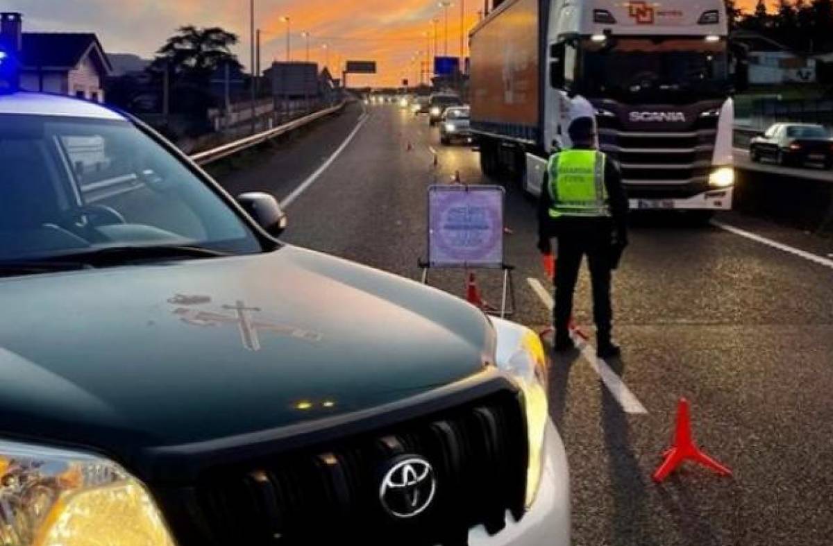 Persecución y embestidas a un coche de la Guardia Civil en Las Rozas: un detenido, dos huídos y un agente herido