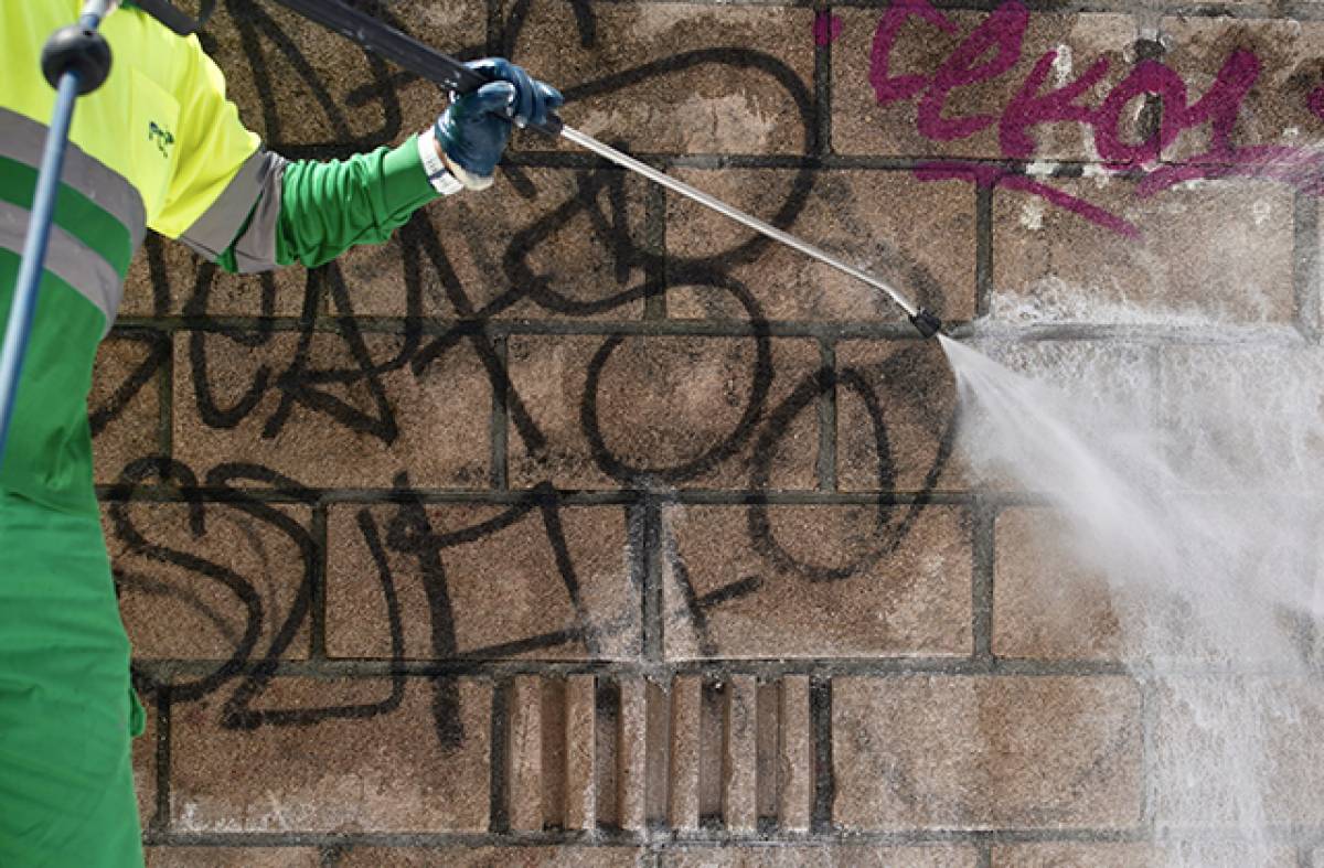 El nuevo servicio gratuito de limpieza de grafitis de Las Rozas ya ha  actuado en 66 fachadas de los vecinos - Noticias en Las Rozas