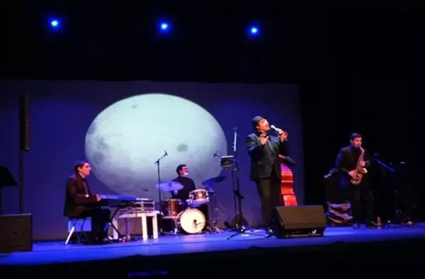 “Fly me to the moon” rinde homenaje a la música de Frank Sinatra en el Embarcadero de Navalcarbón
