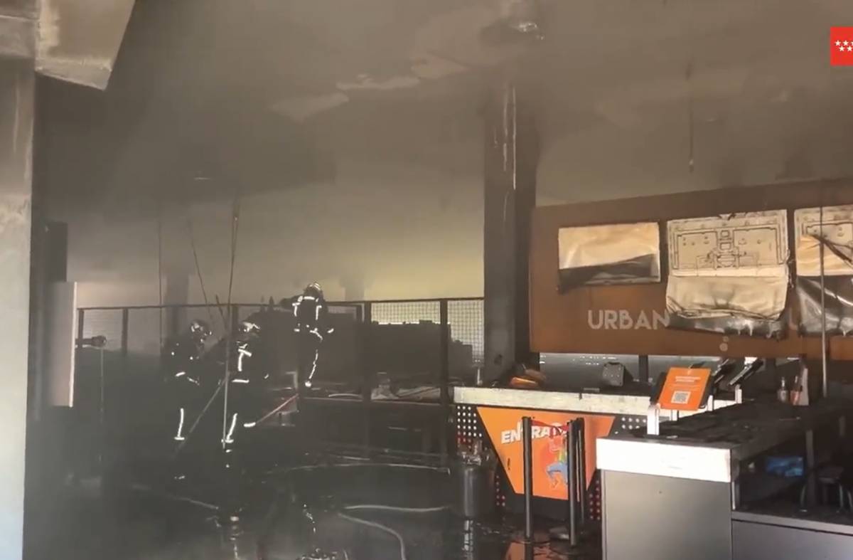 
                                                    El centro de ocio Urban Planet completamente arrasado tras el incendio de Heron City Las Rozas
