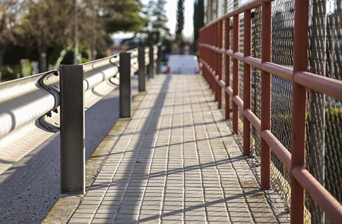 Comienza la instalación de la pasarela peatonal de Camino del Tomillarón en La Marazuela