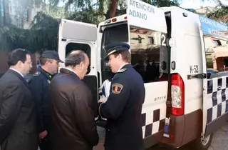 El alcalde entrega seis nuevos vehículos a la policía local