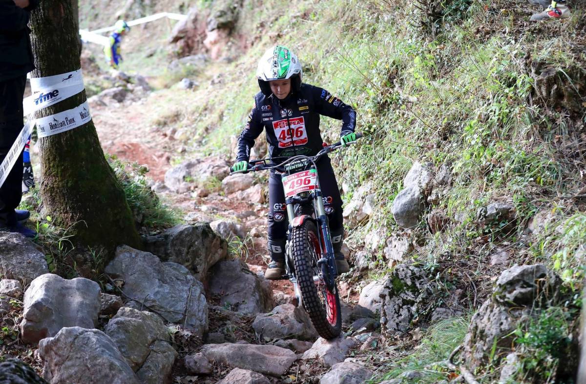 
                                                    La piloto roceña Claudia Serrada, tercera en el Campeonato Nacional de Trial Femenino a pesar de su lesión
