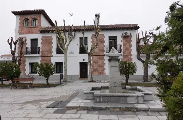 El Ayuntamiento de Villanueva de la Cañada restaura la fuente de la plaza de la Constitución