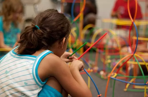 Los niños del Centro de Las Rozas se quedan sin el campamento del colegio Fernando de Los Ríos, según denuncia el PSOE