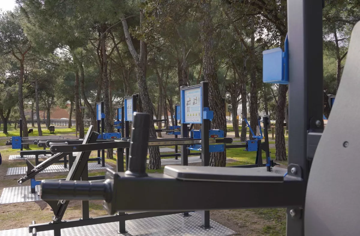La Dehesa de Navalcarbón estrena 11 máquinas de entrenamiento de fuerza al aire libre