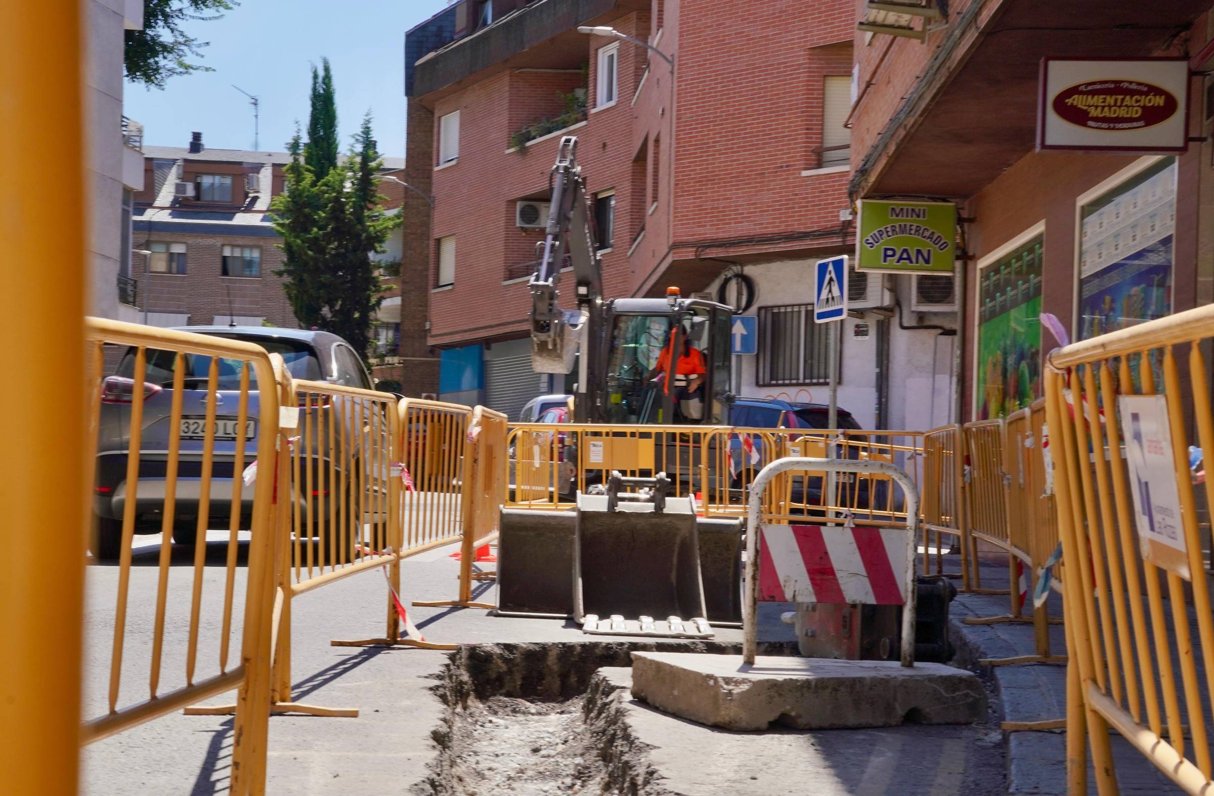 Comienzan las obras de renovación de aceras en la avenida Pocito de las Nieves, en Las Rozas