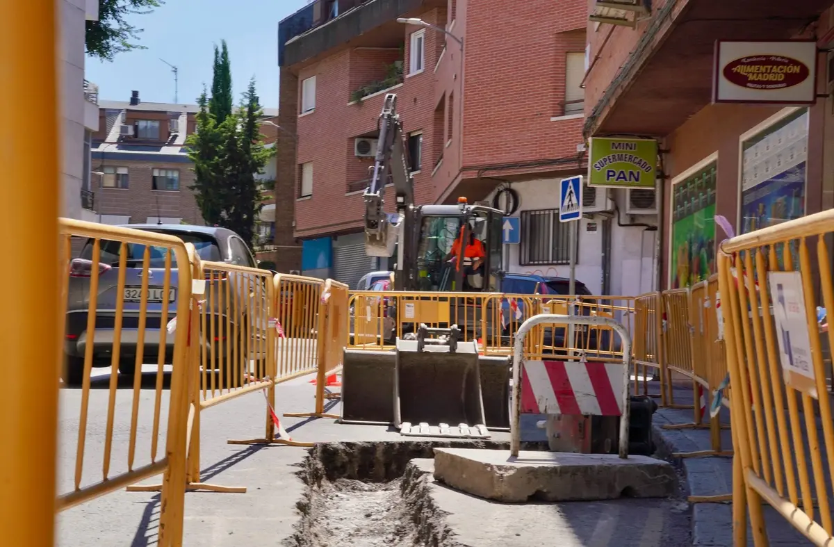 Comienzan las obras de renovación de aceras en la avenida Pocito de las Nieves, en Las Rozas
